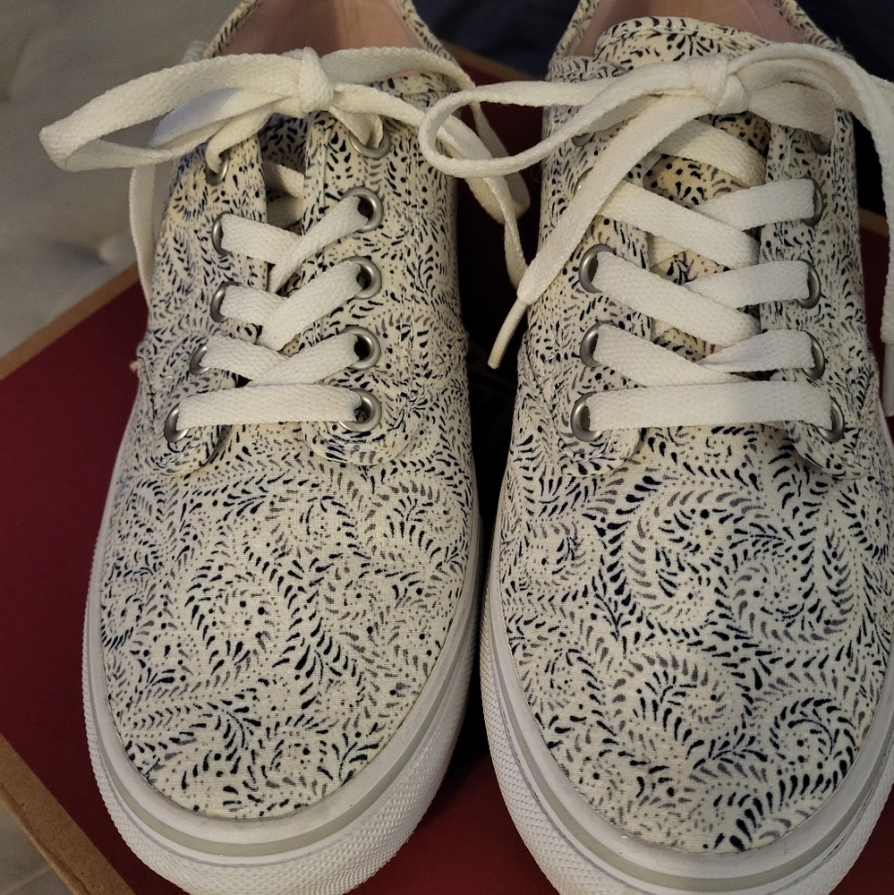 Womens 7.5 pasley Vans